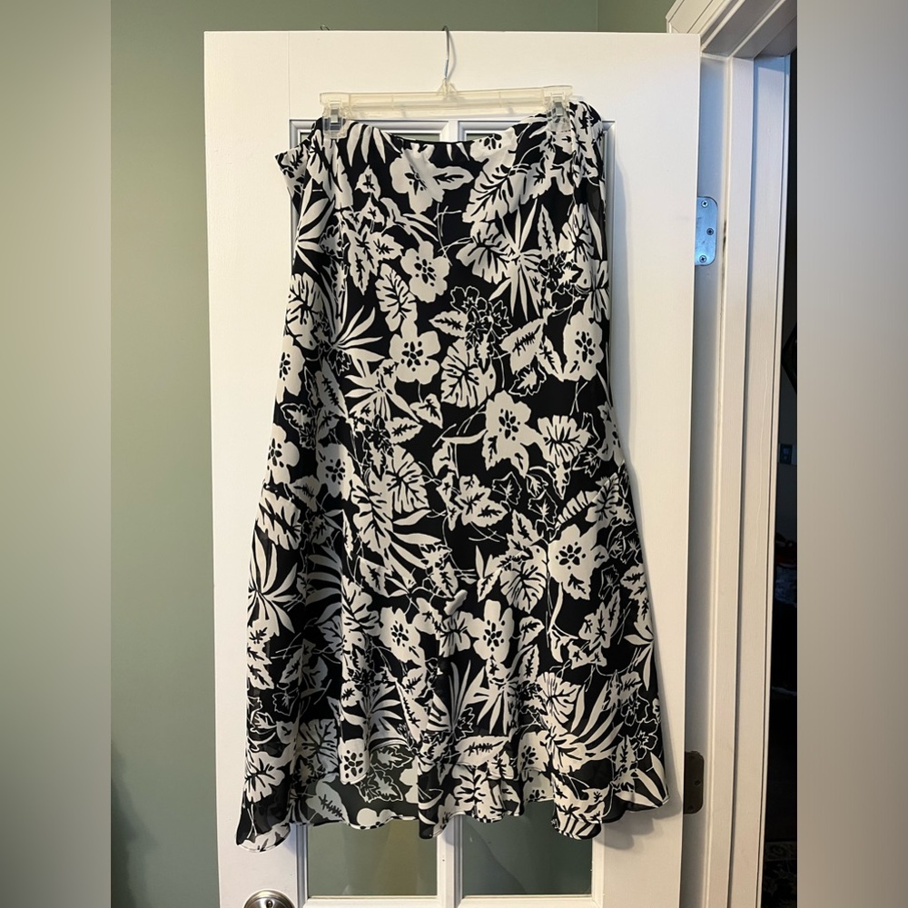 Ladies size Large skirt.  New